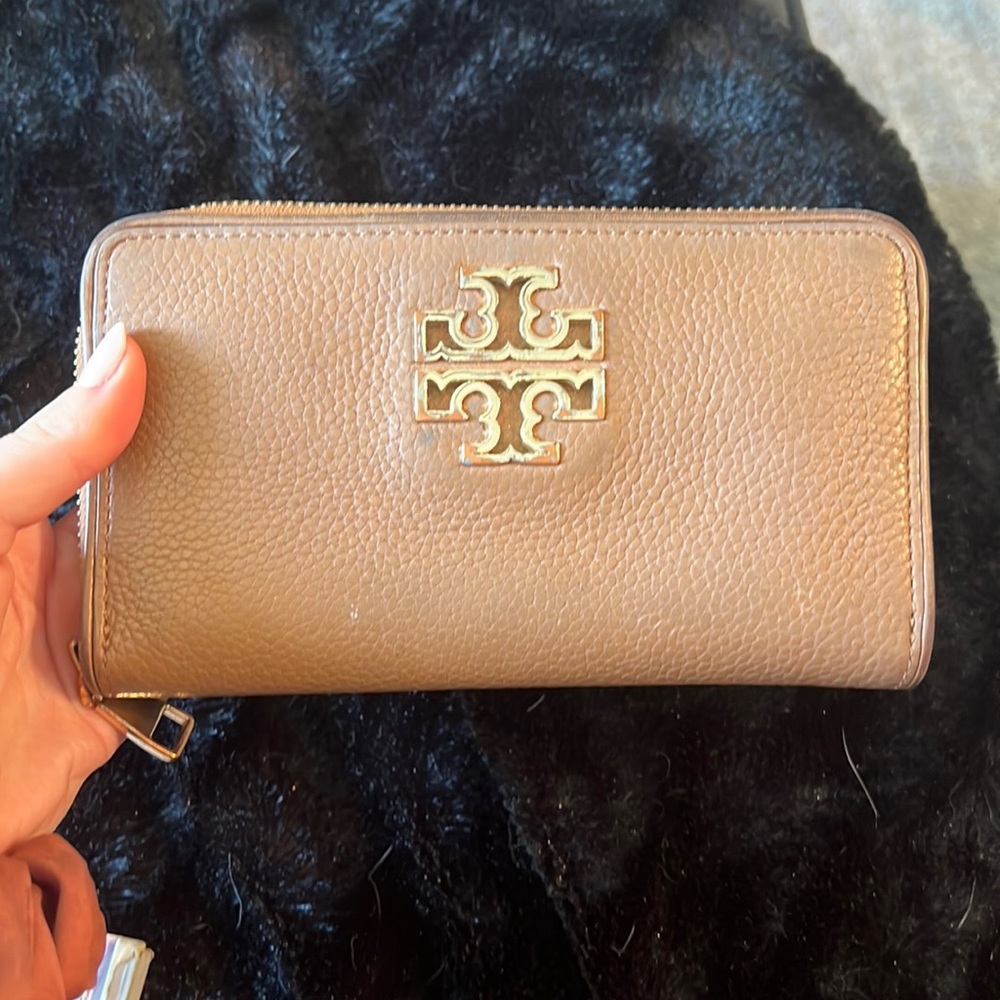 Tan Tory Burch Britten wallet